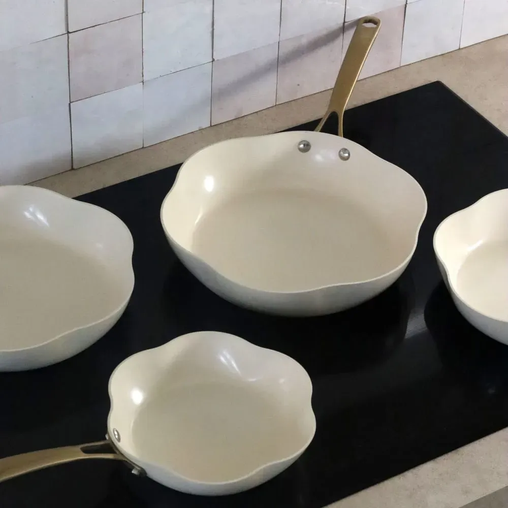 Illustration numéro 2 du produit Batterie de cuisine en aluminium recyclé en forme de fleurs