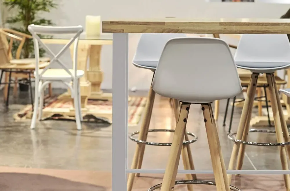 Illustration numéro 2 du produit Table haute en chêne clair et acier blanc