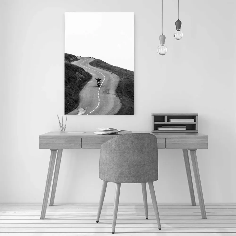 Illustration numéro 2 du produit Tableau balade solitaire en moto imprimé sur toile 60x90 cm