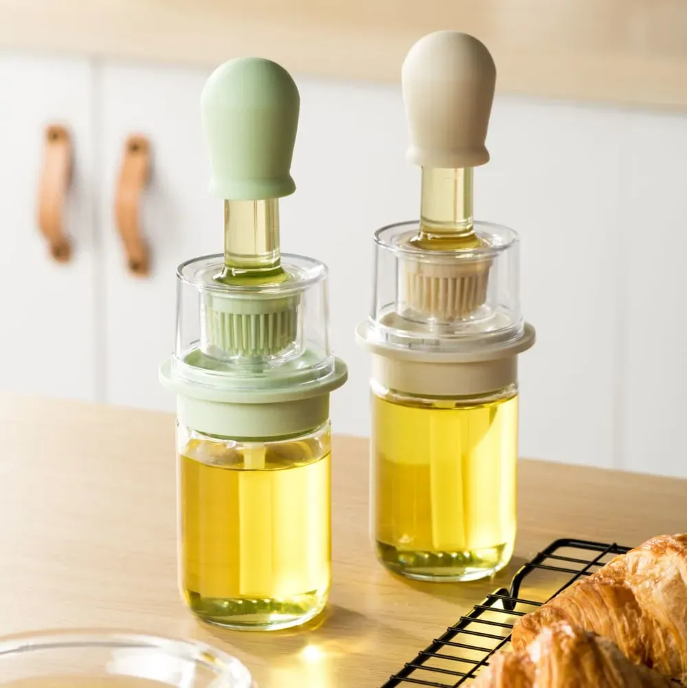 Illustration numéro 2 du produit Bouteille d'huile avec brosse 18cl en verre et en plastique