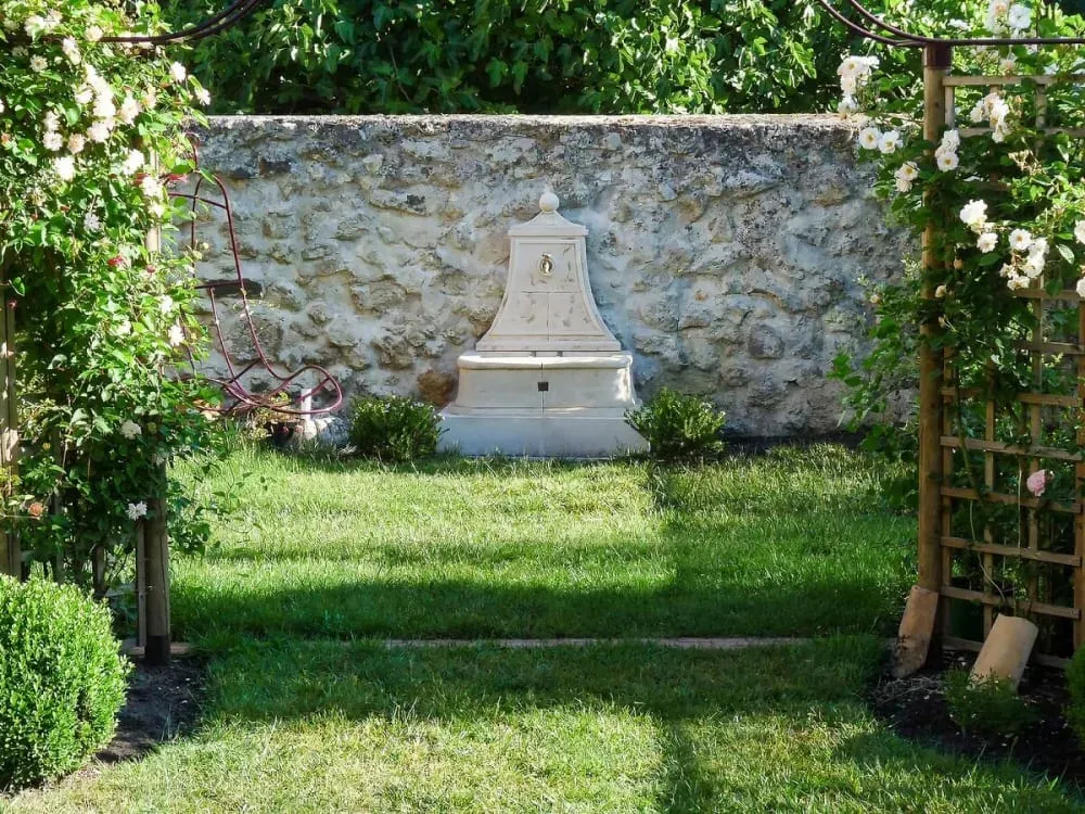 Illustration numéro 2 du produit Fontaine jardin pierre reconstituée  86 x 51 x 111 cm