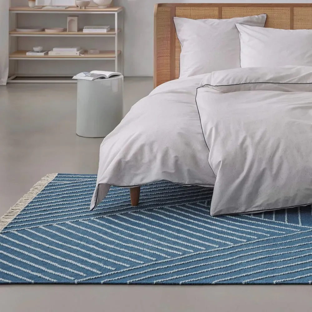 Illustration numéro 2 du produit Tapis tissé main pure laine vierge bleu à franges 140x200