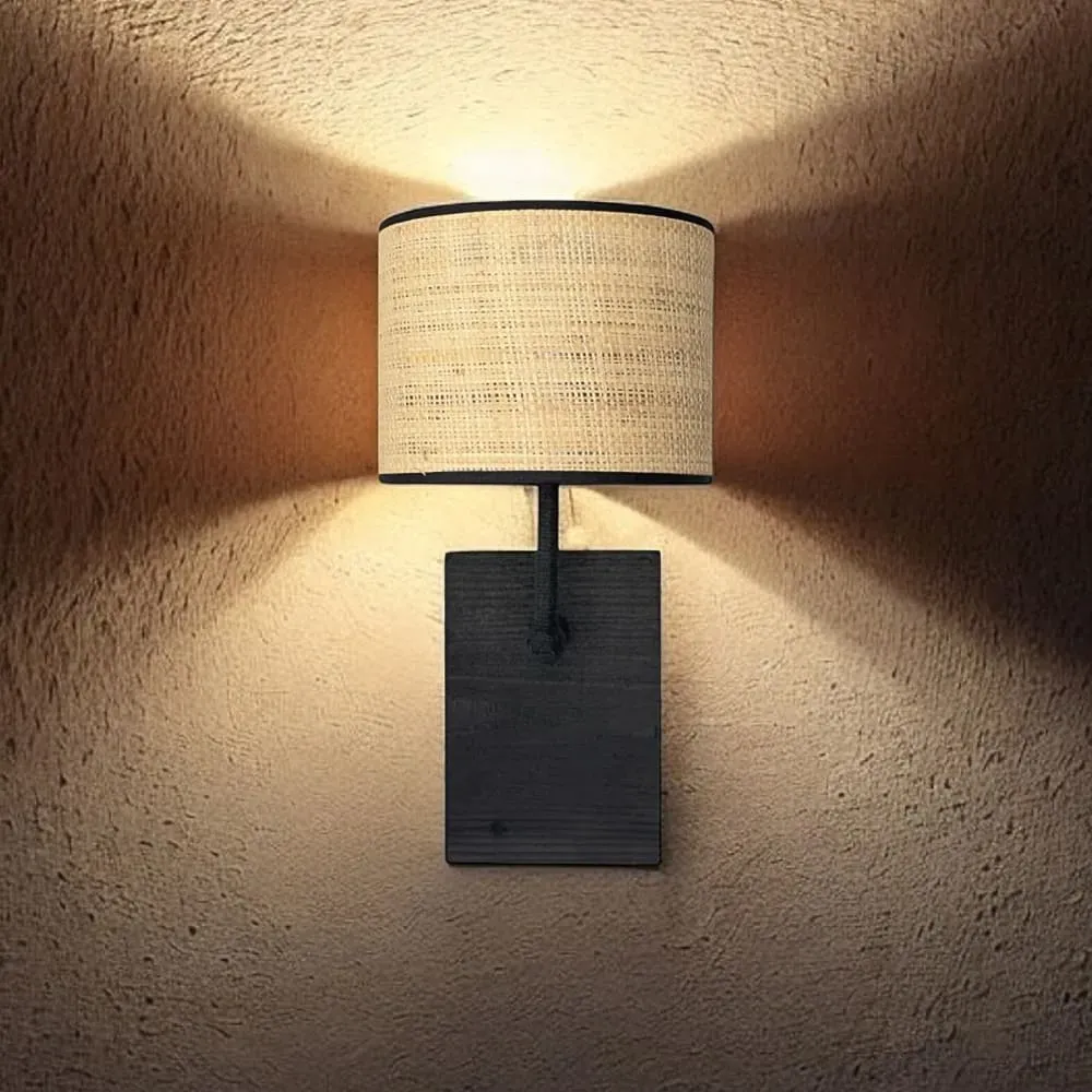 Illustration numéro 2 du produit Applique en bois brûlé noire et abat-jour en rotin tressé H37
