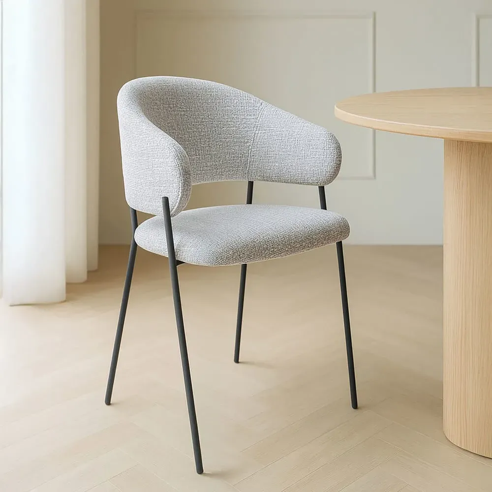 Illustration numéro 2 du produit Lot de 2 fauteuils de table en tissu beige et pieds en métal noir