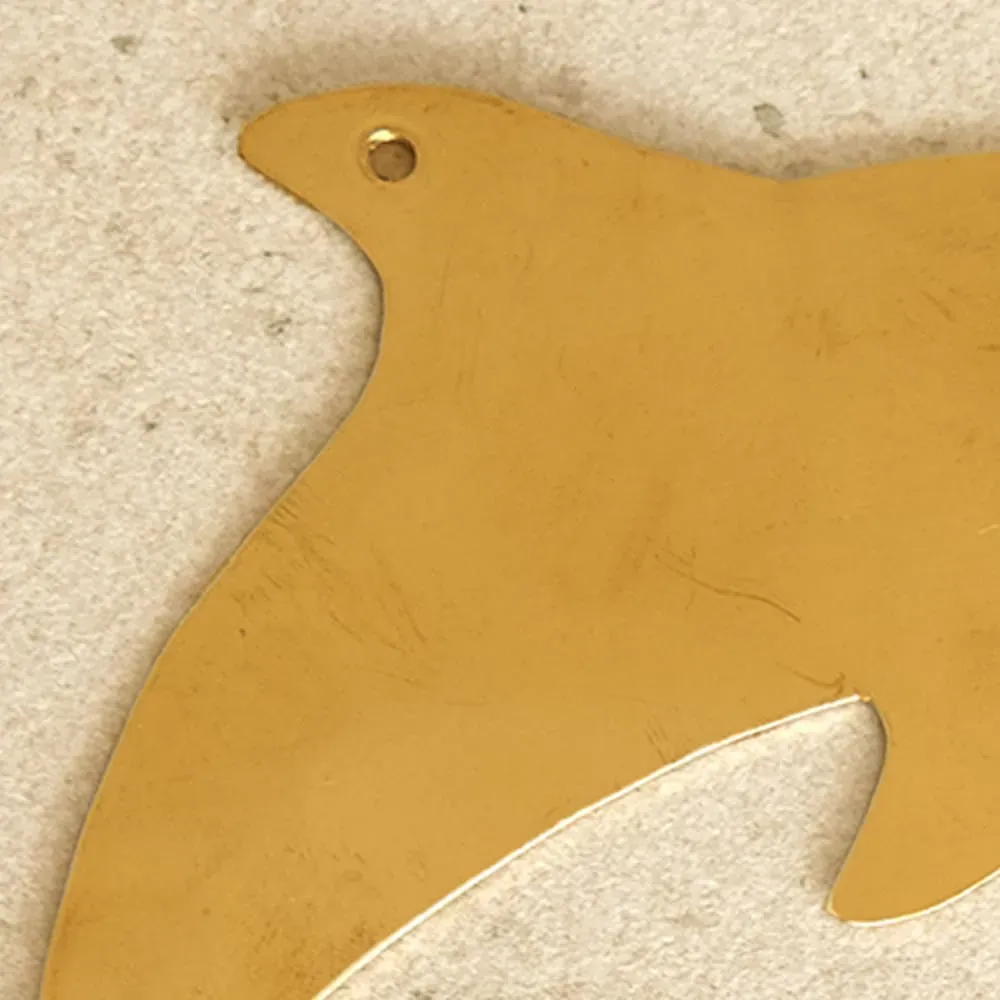 Illustration numéro 2 du produit Déco murale dauphin en laiton métal doré 14x7 cm