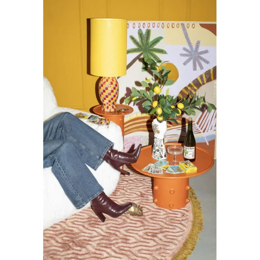 Illustration numéro 2 du produit Table basse design en aluminium orange