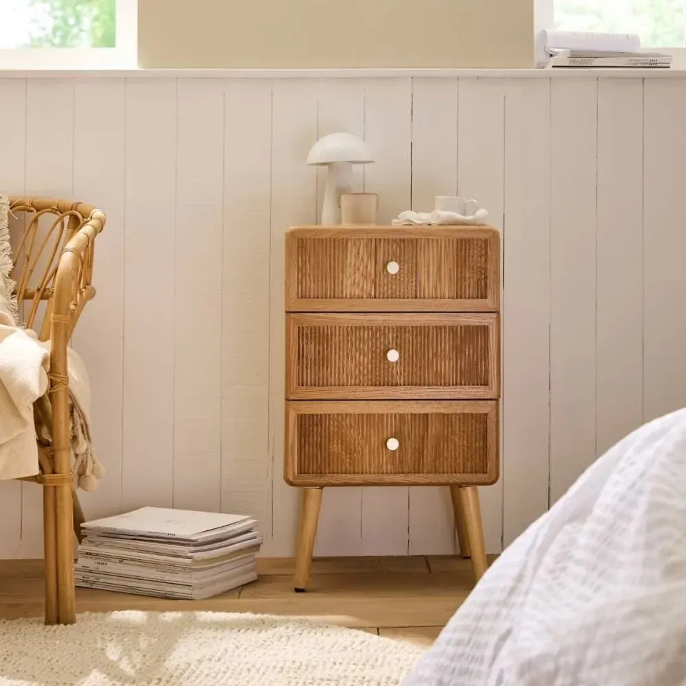 Illustration numéro 2 du produit Chevet 3 tiroirs avec façades lamellées H71 cm - Effet Bois clair