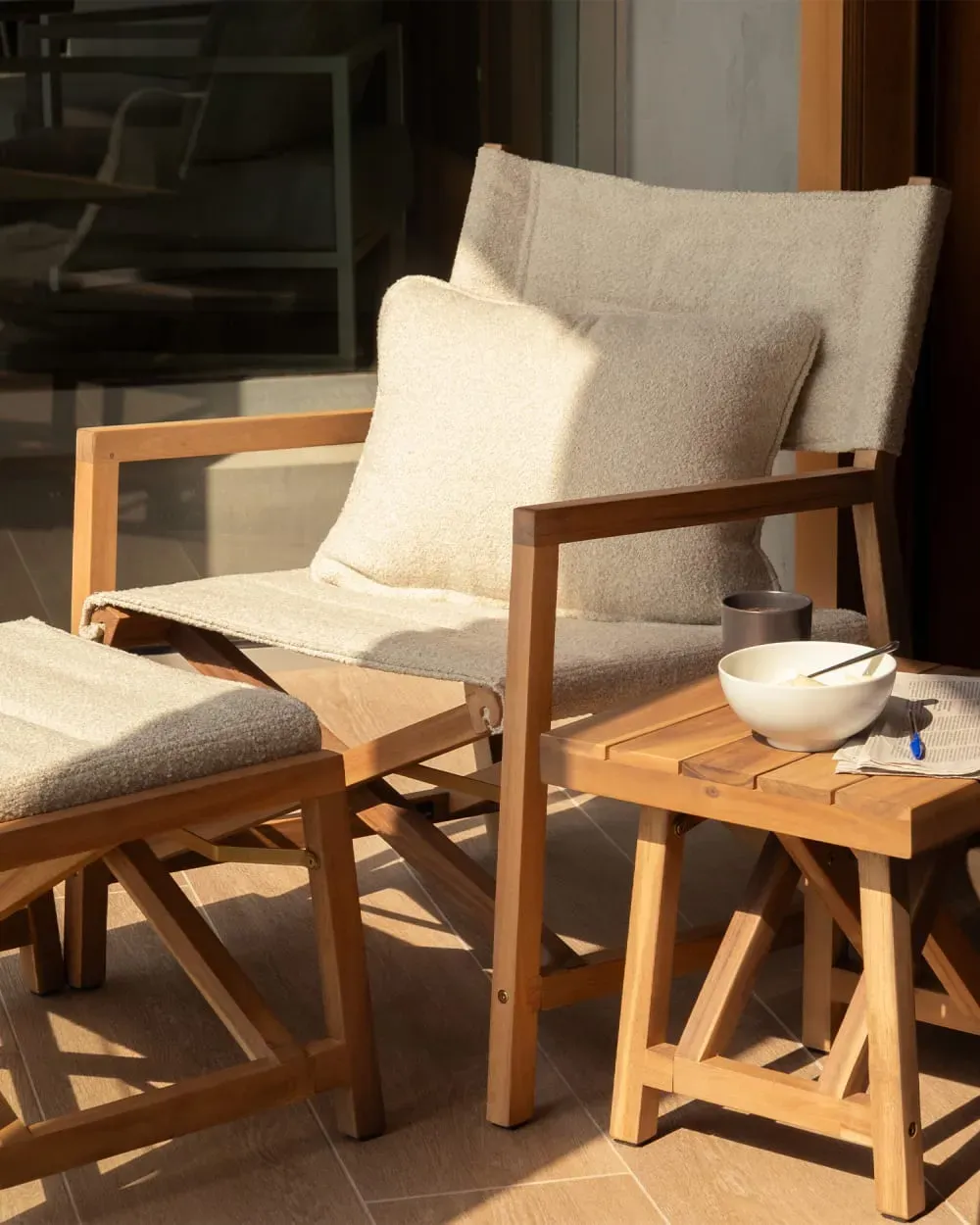 Illustration numéro 2 du produit Ensemble de 2 fauteuils avec 2 reposepieds et table d'appoint beige