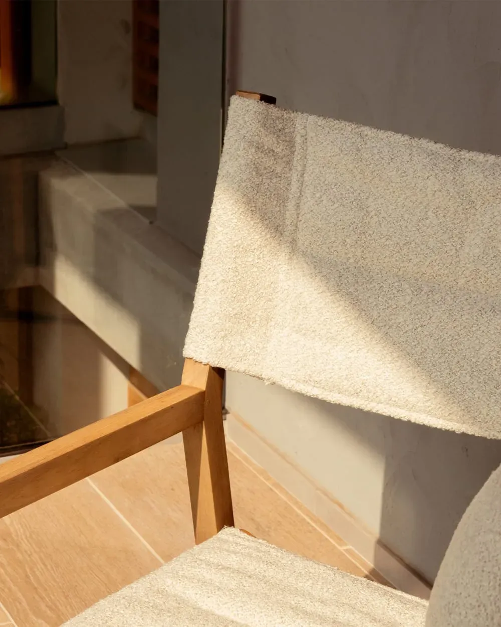 Illustration numéro 2 du produit Fauteuil de directeur en tissu beige