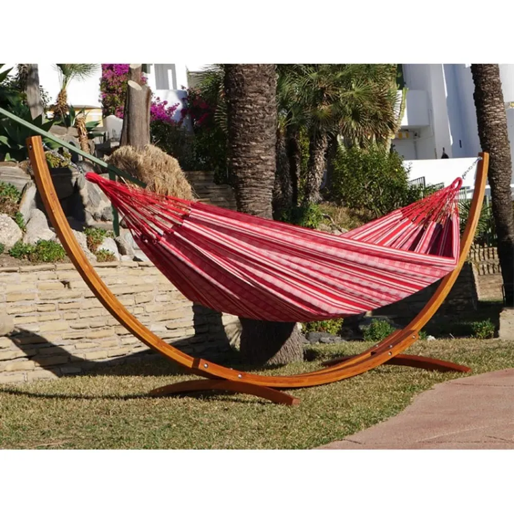 Illustration numéro 2 du produit Hamac XL en coton rouge et blanc et son pied en épicéa