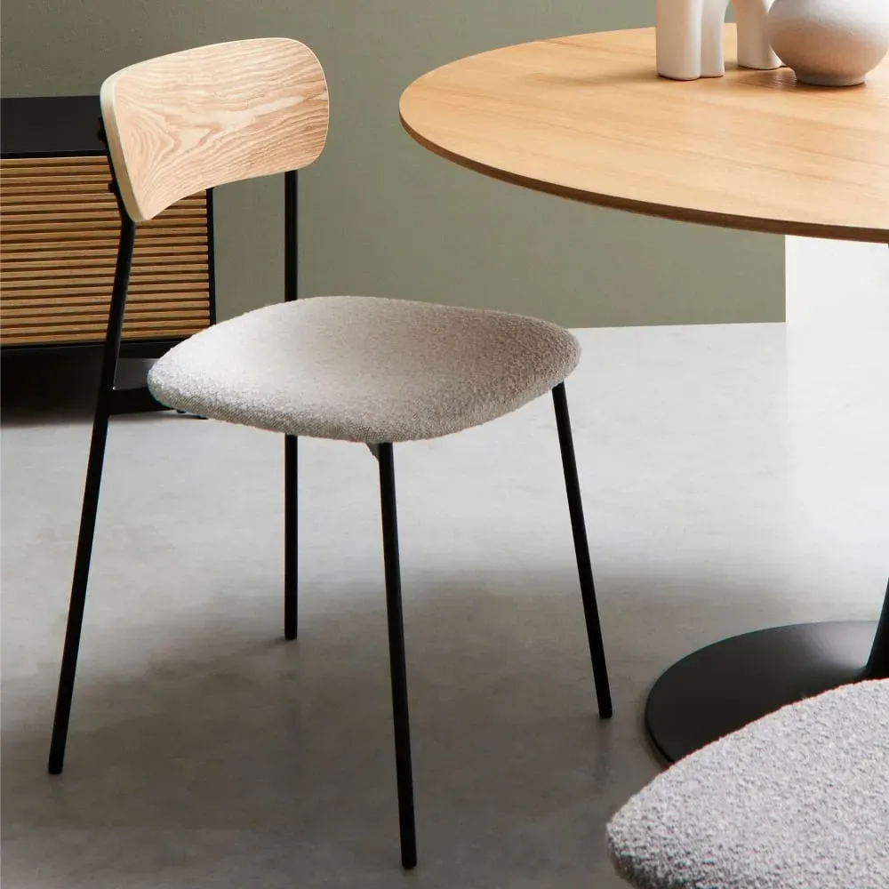 Illustration numéro 2 du produit lot de 2 chaises design en métal/bois et bouclette ivoire