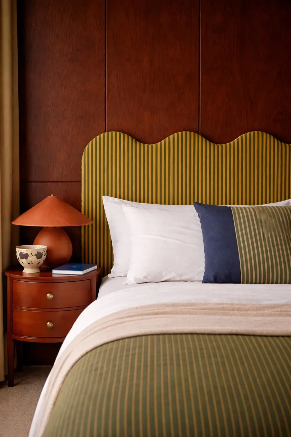 Illustration numéro 2 du produit Tête de lit rembourrée forme ondulée 160x73,5cm