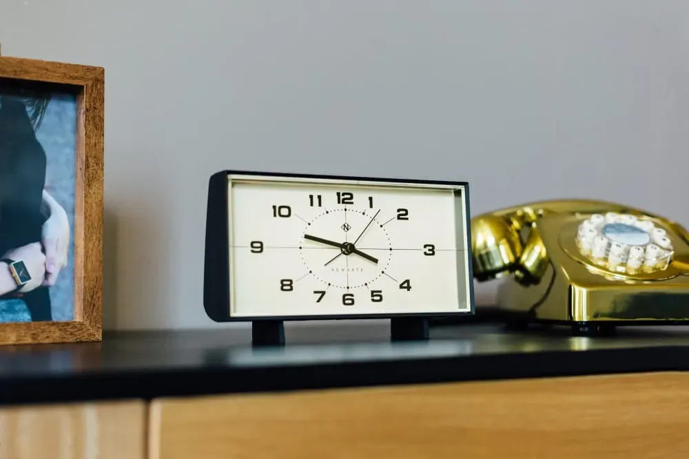 Illustration numéro 2 du produit Réveil en acrylique avec cadran crème