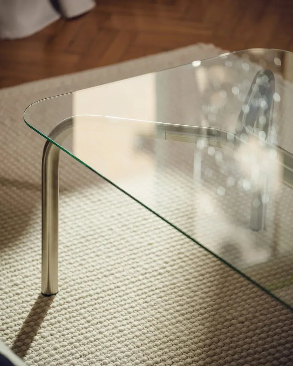 Illustration numéro 2 du produit Table basse en acier brossé avec plateau en verre