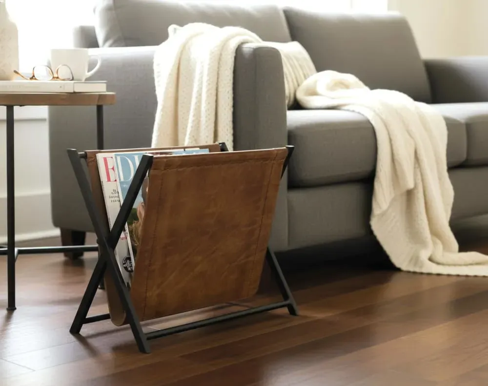 Illustration numéro 2 du produit Porte-revues pliable en cuir naturel et structure en fer
