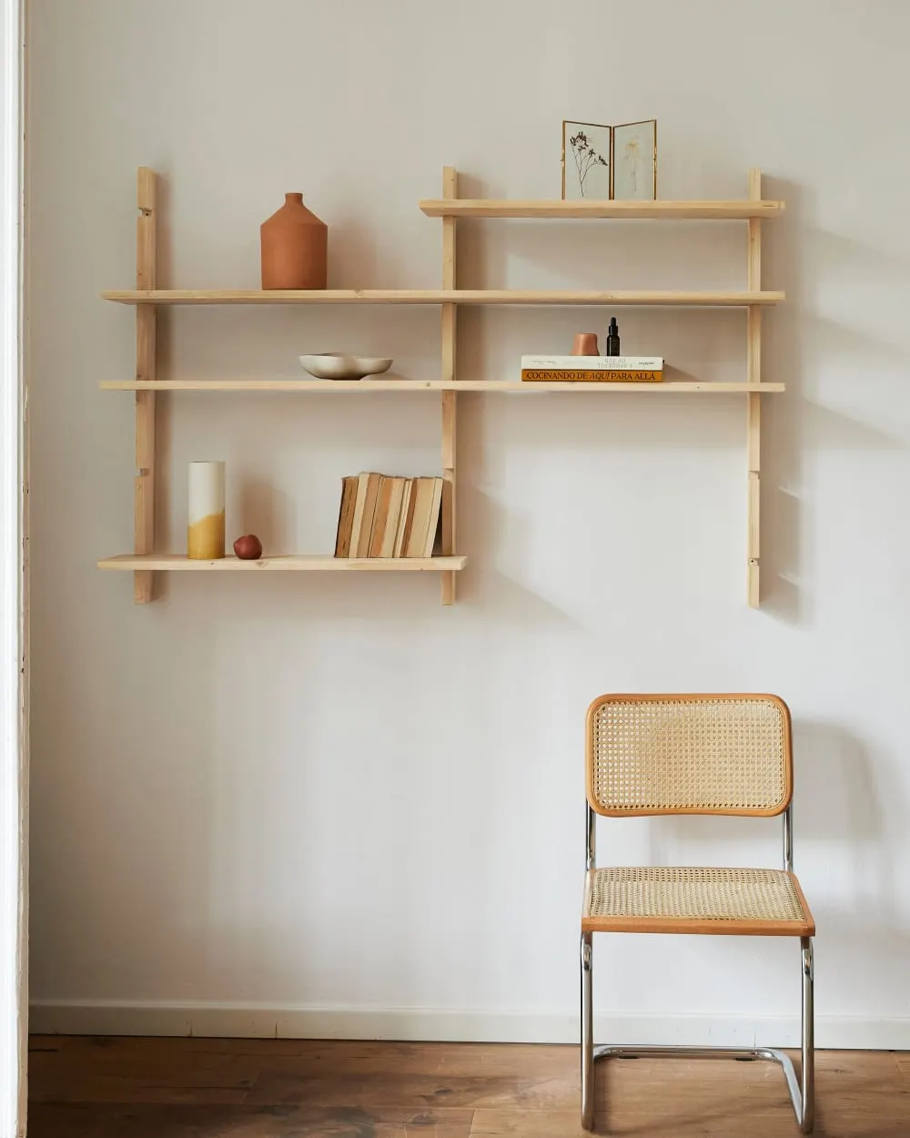 Illustration numéro 2 du produit Étagère murale modulaire en bois beige