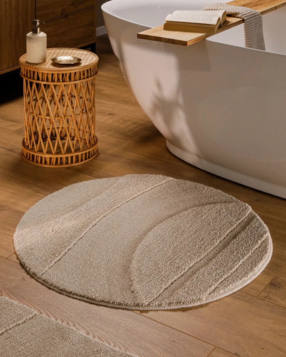 Illustration numéro 2 du produit Tapis de bain rond à relief beige sable 80 rd.