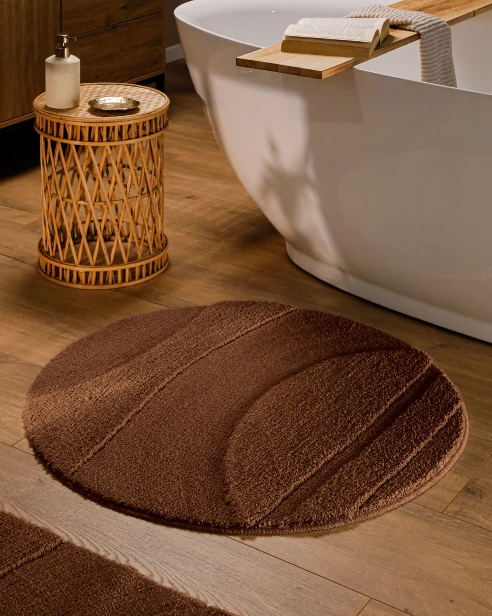 Illustration numéro 2 du produit Tapis de bain rond à relief marron 80 rd.