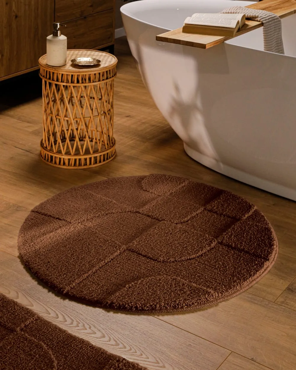 Illustration numéro 2 du produit Tapis de bain rond à relief marron 80 rd.