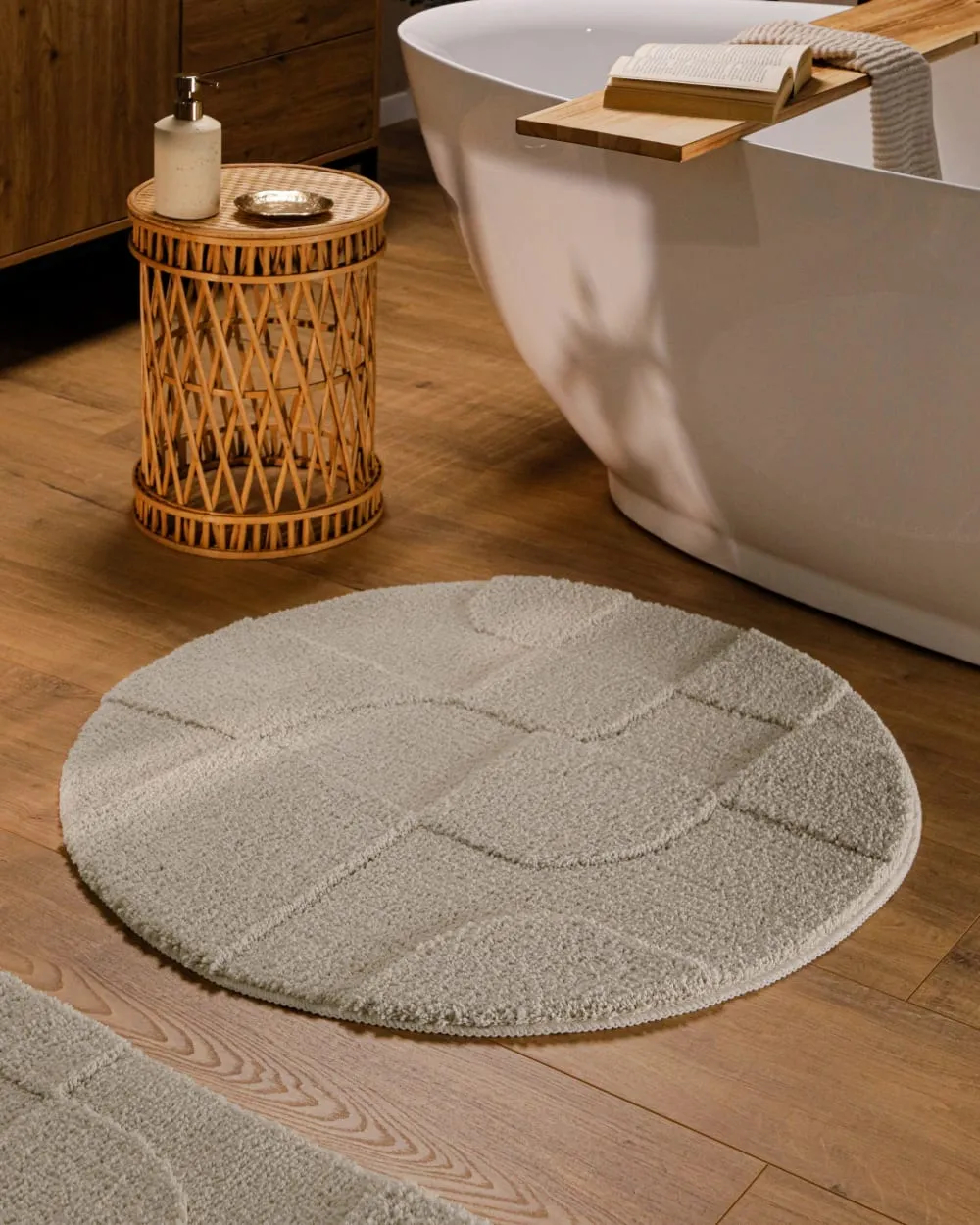 Illustration numéro 2 du produit Tapis de bain rond à relief gris taupe 80 rd.