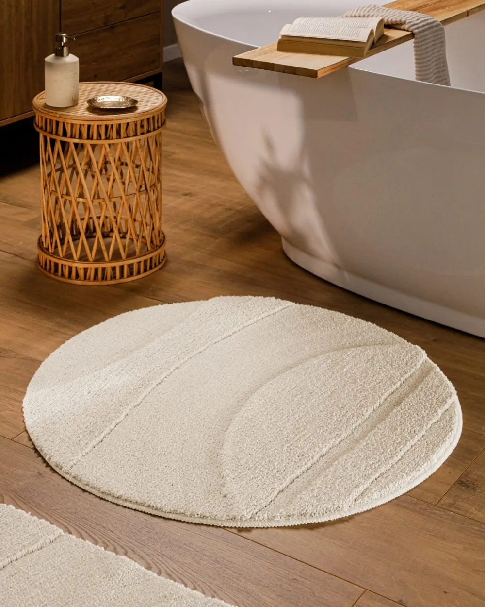 Illustration numéro 2 du produit Tapis de bain rond à relief blanc crème 80 rd.