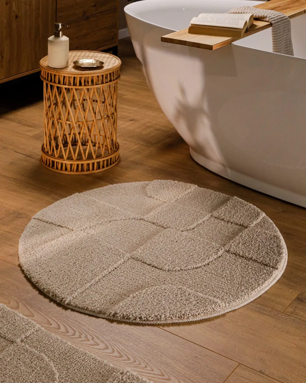 Illustration numéro 2 du produit Tapis de bain rond à relief beige sable 80 rd.