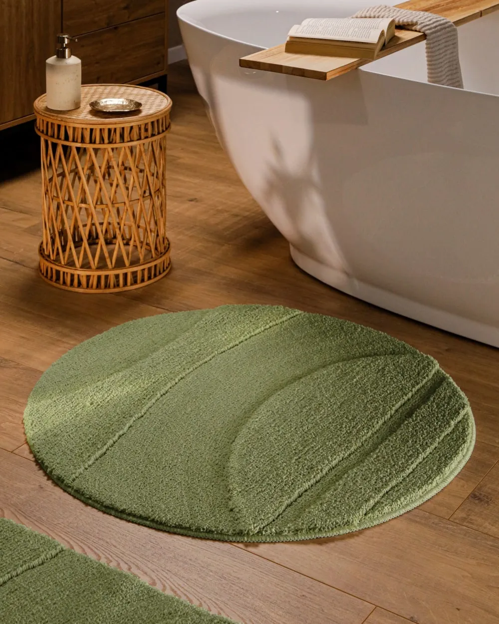 Illustration numéro 2 du produit Tapis de bain rond à relief vert olive 80 rd.