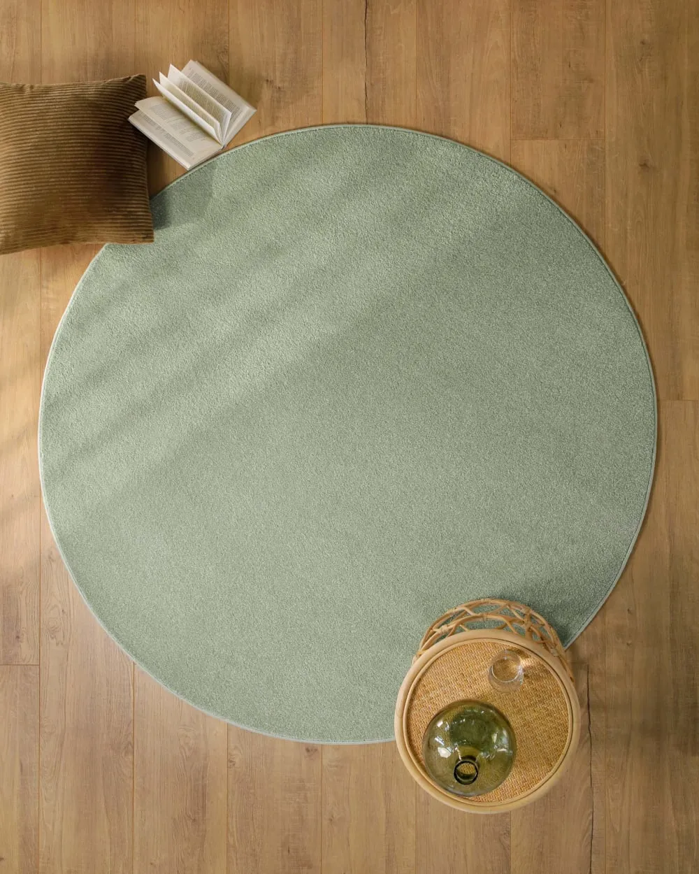Illustration numéro 2 du produit Tapis rond tissé velours ras vert clair 160 rd.