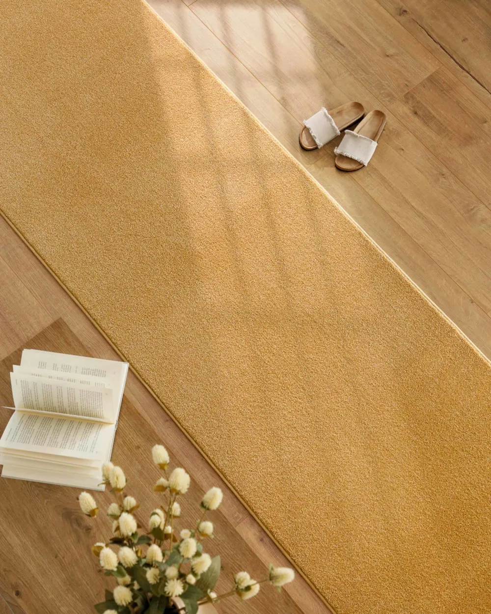 Illustration numéro 2 du produit Tapis de coulor tissé velours ras ocre 80x400