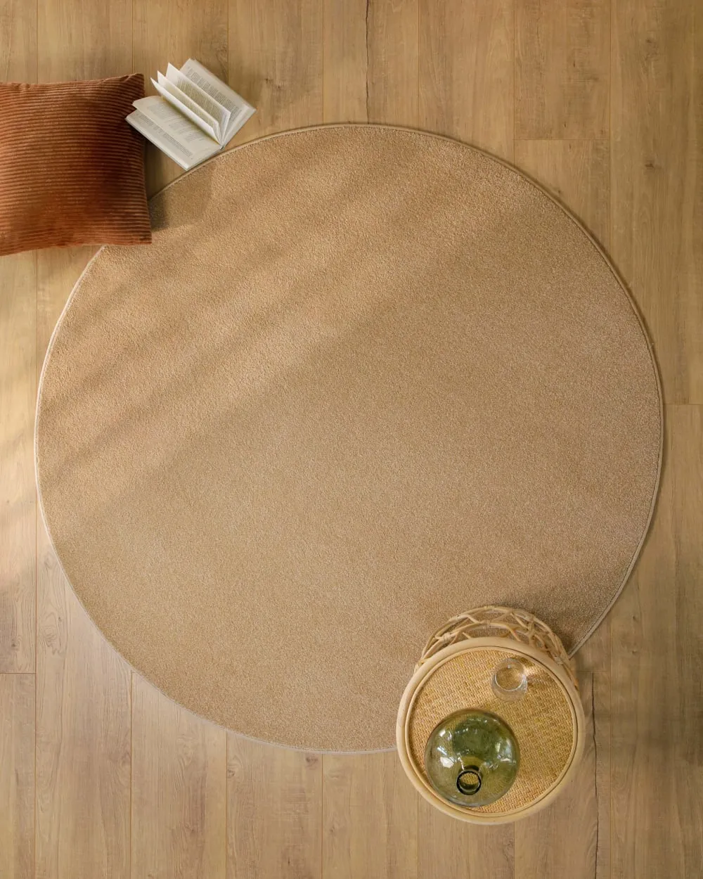 Illustration numéro 2 du produit Tapis rond tissé velours ras beige sable 120 rd.