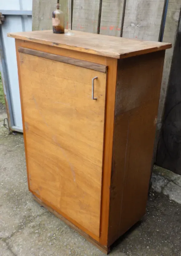 Illustration numéro 2 du produit Armoire ancienne de chimiste