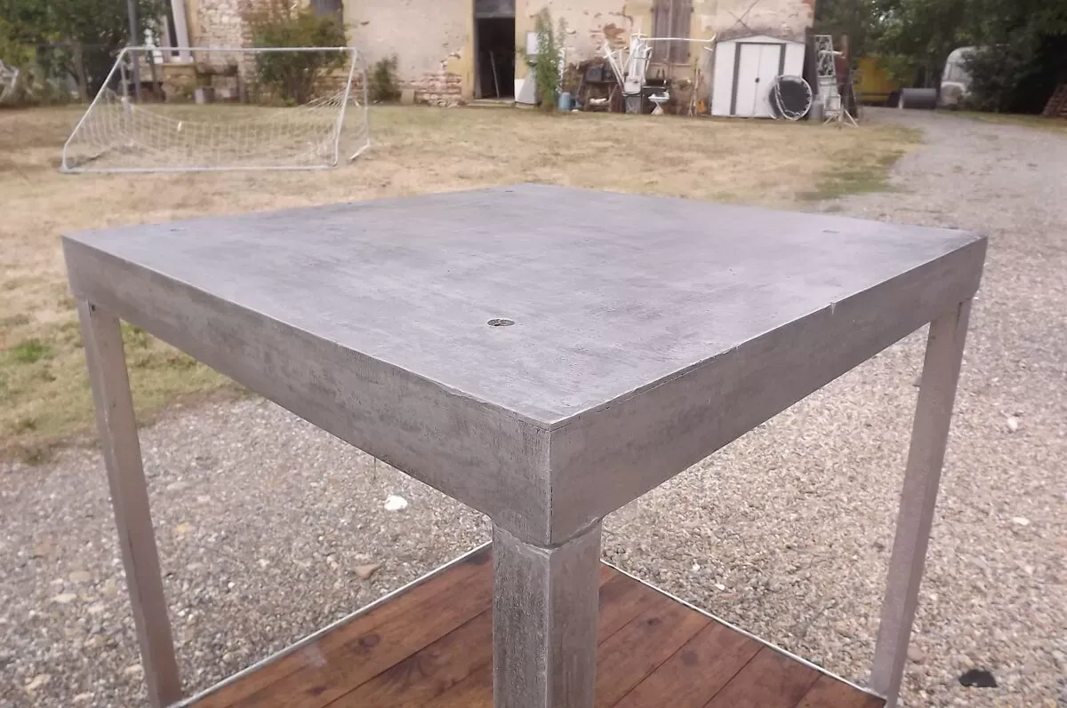 Illustration numéro 2 du produit Table industrielle fer et bois