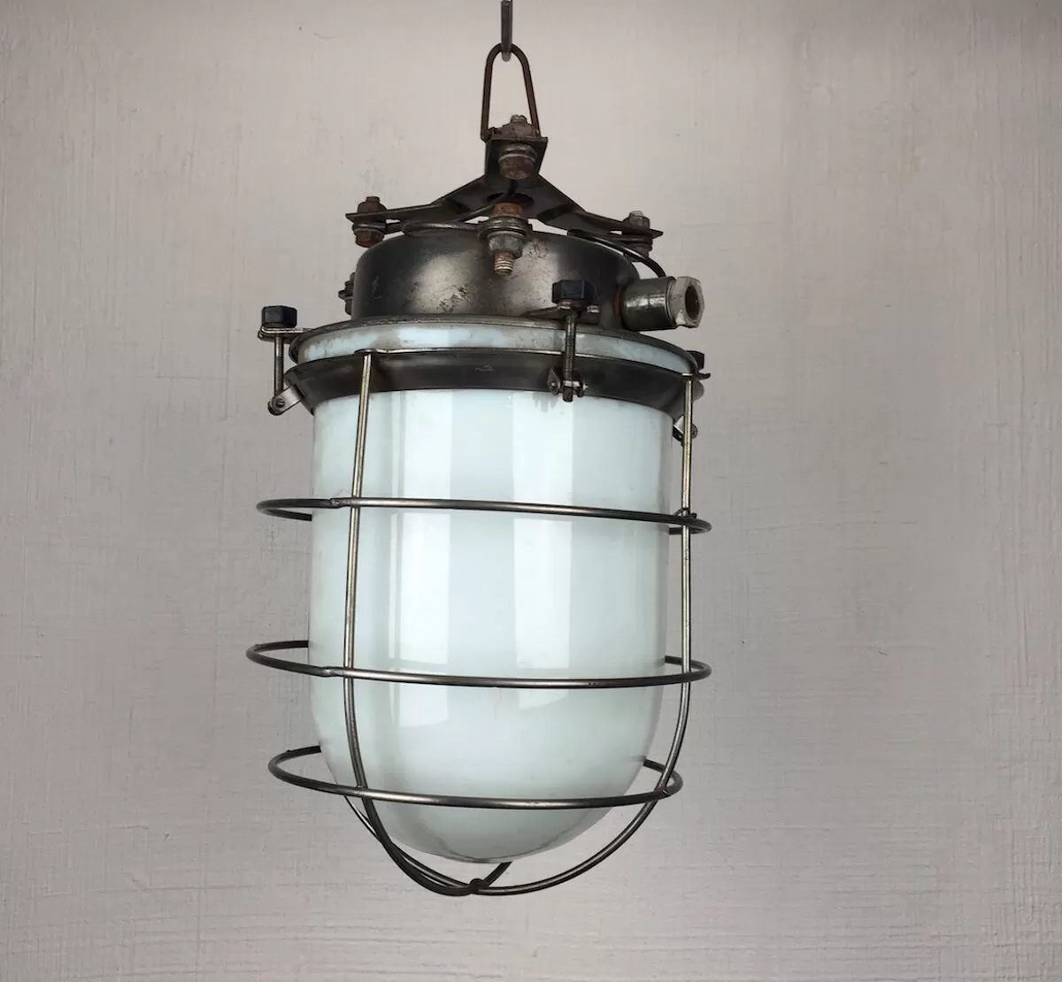 Illustration numéro 2 du produit Grande suspension en métal et opaline