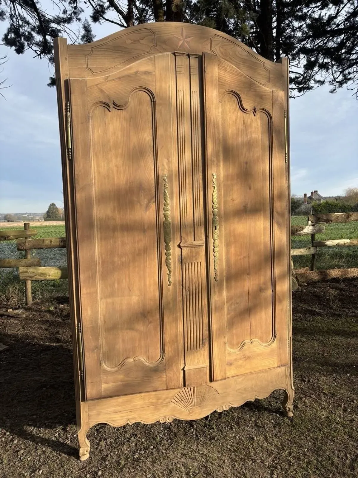 Illustration numéro 2 du produit Armoire en merisier massif