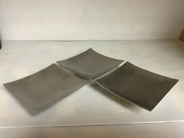 Illustration numéro 2 du produit Trois vide poche bougeoirs argentés en métal