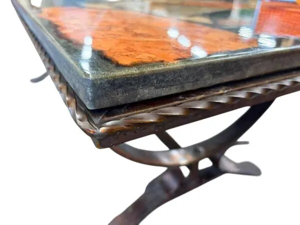 Illustration numéro 2 du produit Table basse vintage en pierre avec cadre en fonte