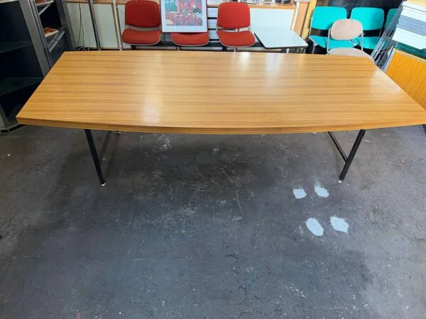 Illustration numéro 2 du produit Table de conférence