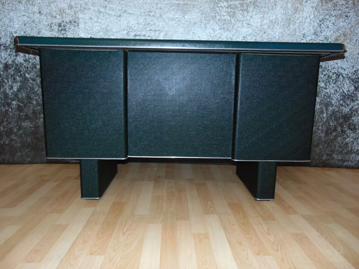 Illustration numéro 2 du produit Bureau Industriel En Métal Recouvert De Skaï Vert, années 1950