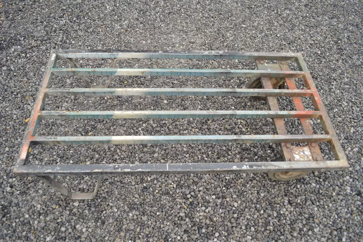 Illustration numéro 2 du produit Table de salon / chariot industriel en fer