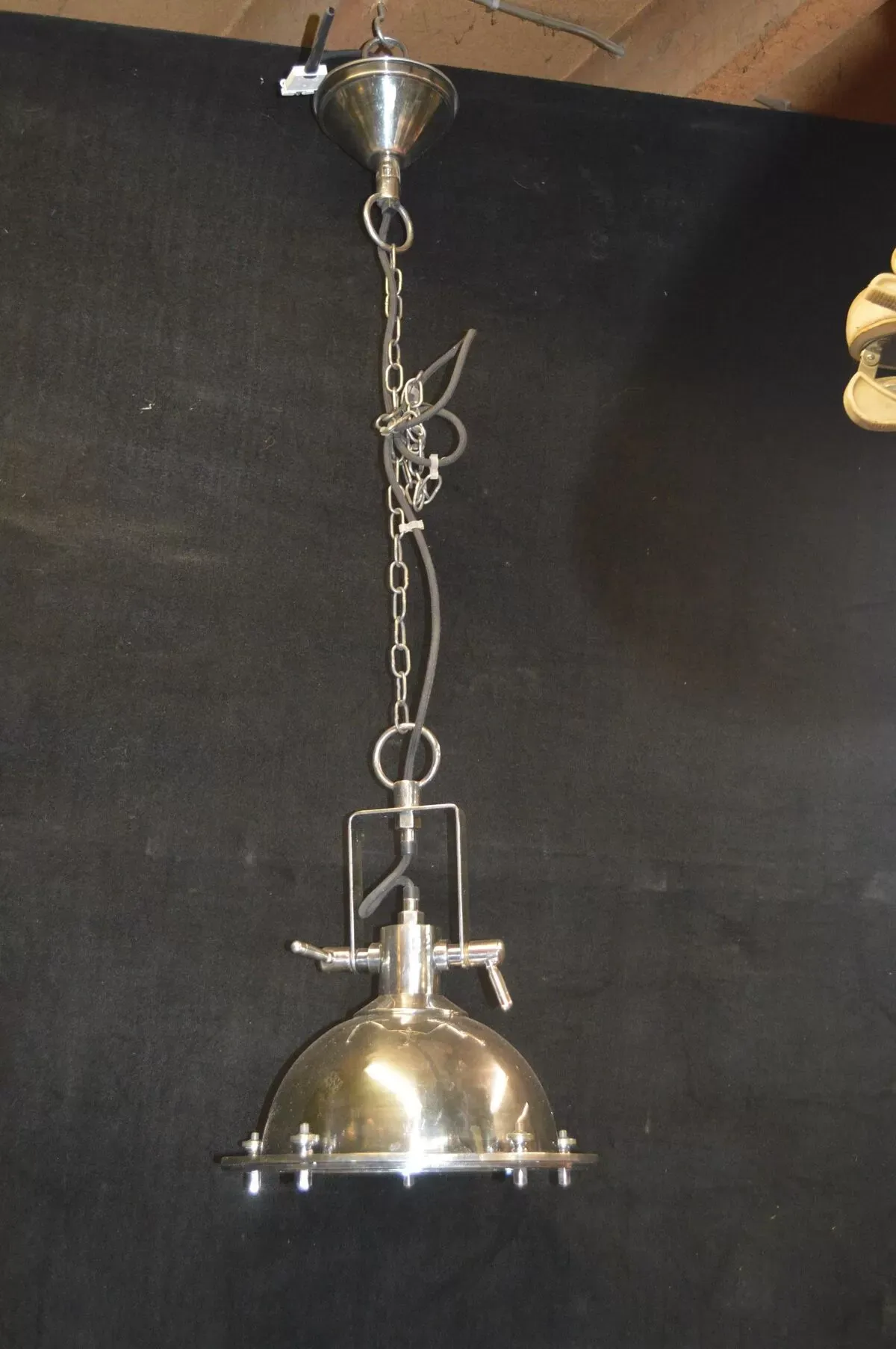 Illustration numéro 2 du produit Suspension industrielle en laiton chromé