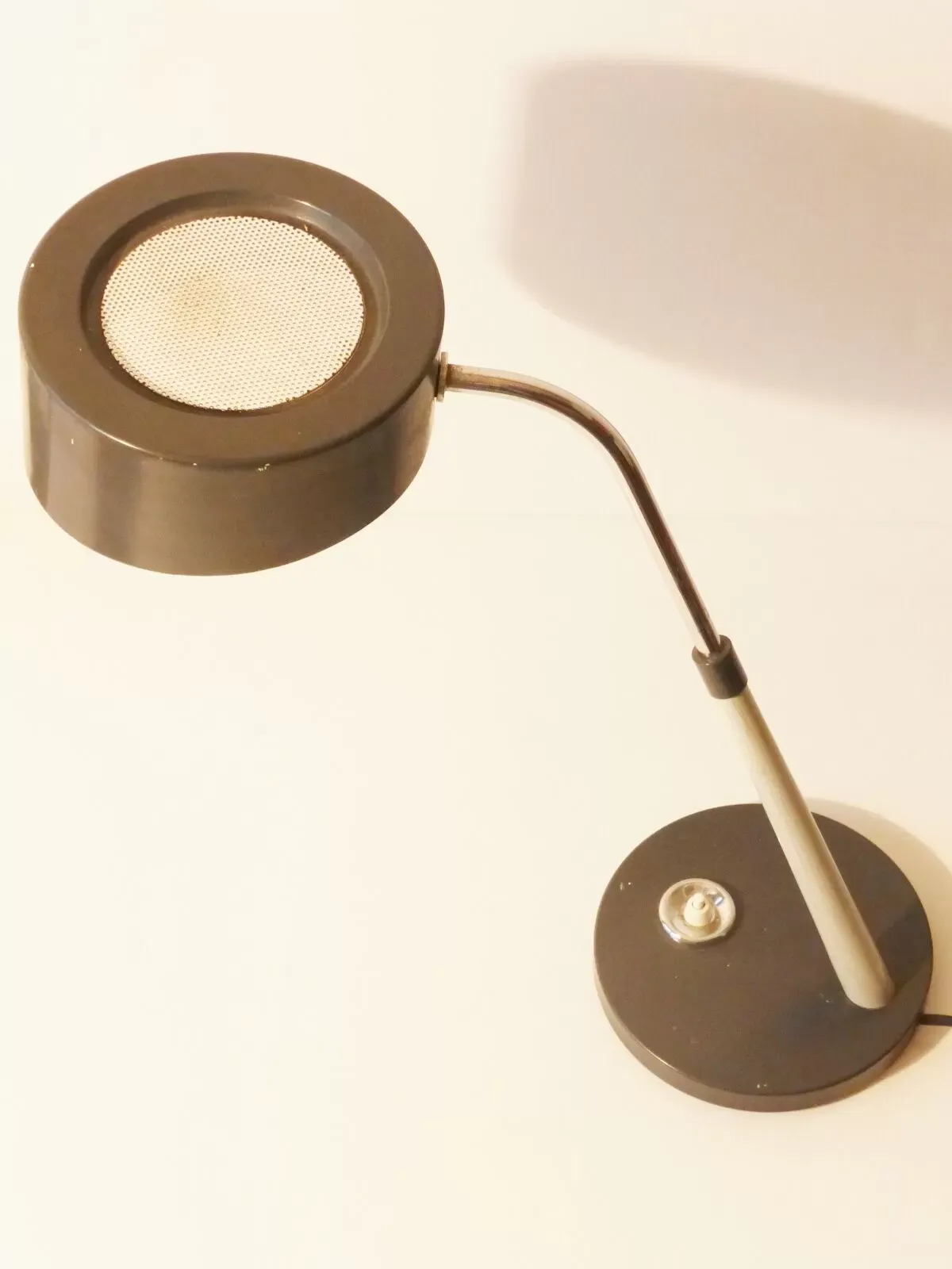 Illustration numéro 2 du produit Belle lampe de bureau en tôle grise et perforée 1950 vintage 50's rockabilly lamp