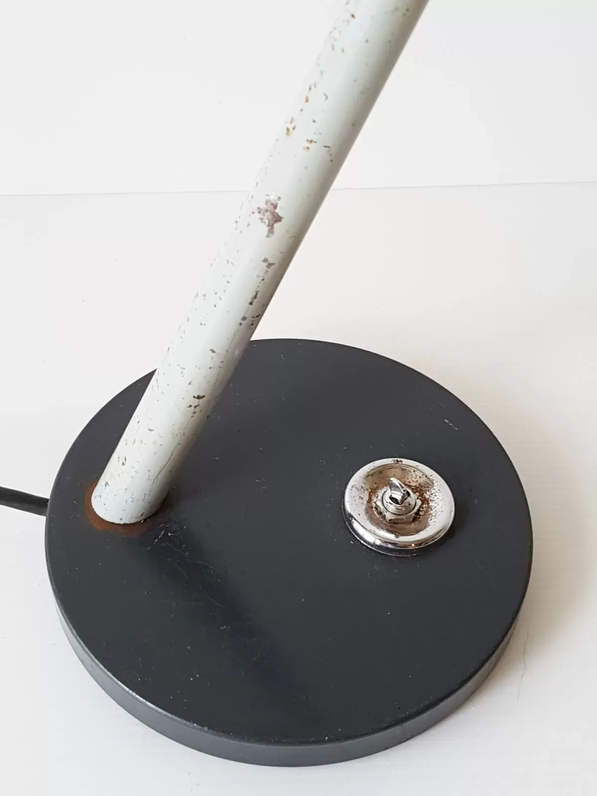 Illustration numéro 2 du produit Lampe de bureau gris foncé en tôle et tôle perforée 1950 1960 vintage 50's 60's