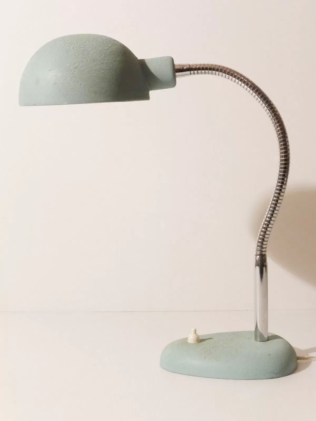 Illustration numéro 2 du produit Lampe à poser de bureau industrielle 50's vintage de couleur verte 1950 n2