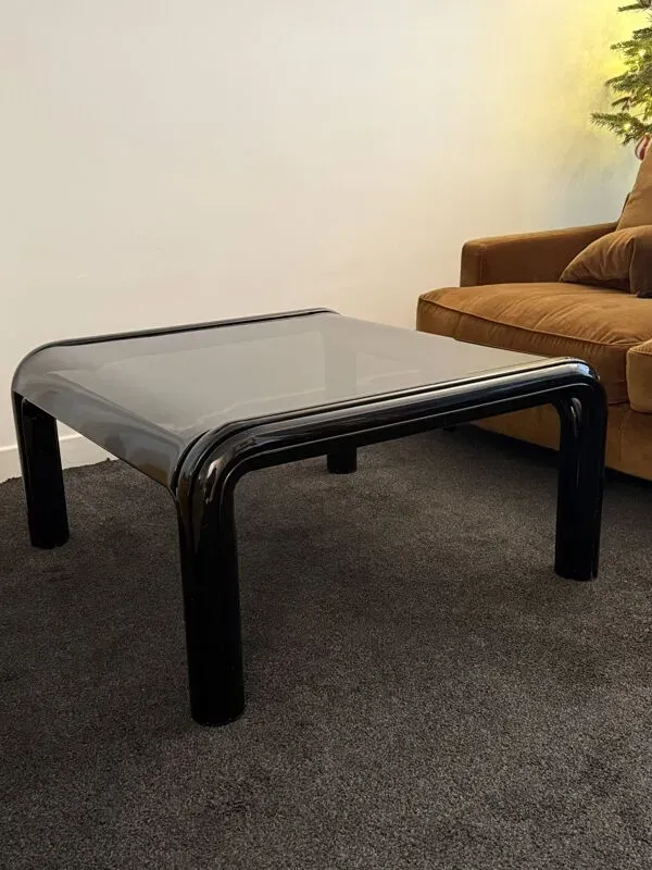 Illustration numéro 2 du produit Table basse Orsay – Gae Aulenti – Années 70