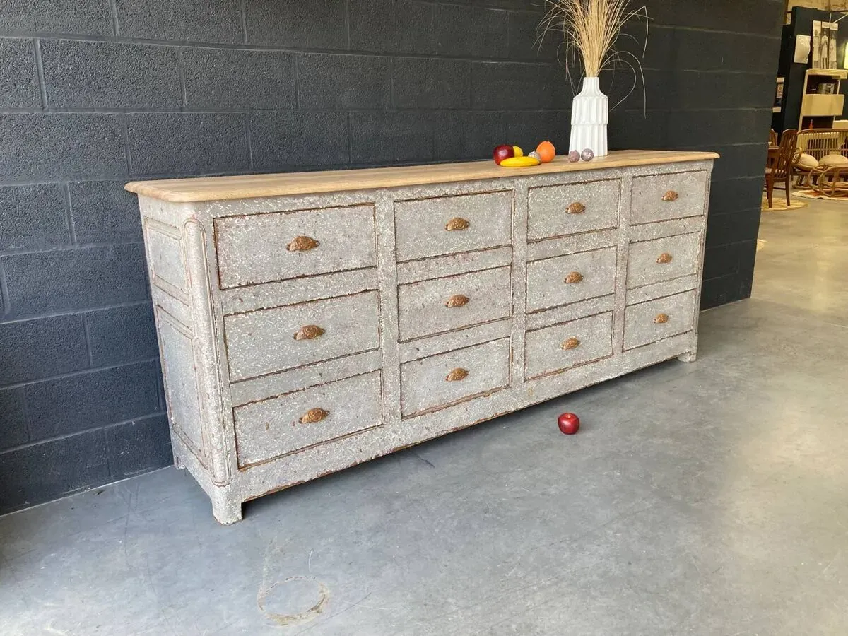 Illustration numéro 2 du produit Ancien meuble à 12 tiroirs