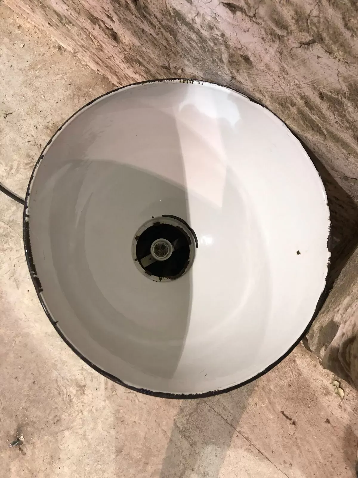 Illustration numéro 2 du produit Suspension en métal émaillé années 1950/60