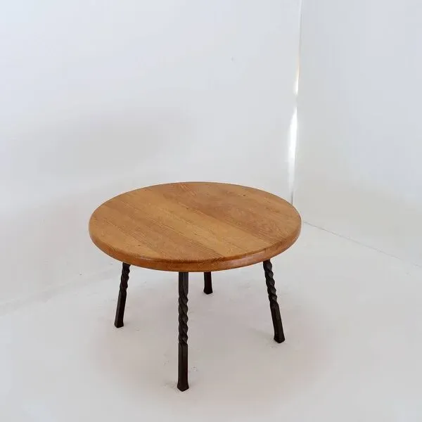 Illustration numéro 2 du produit Table basse ronde avec base en fer forgé torsadé, France 1960s - Ø 67cm