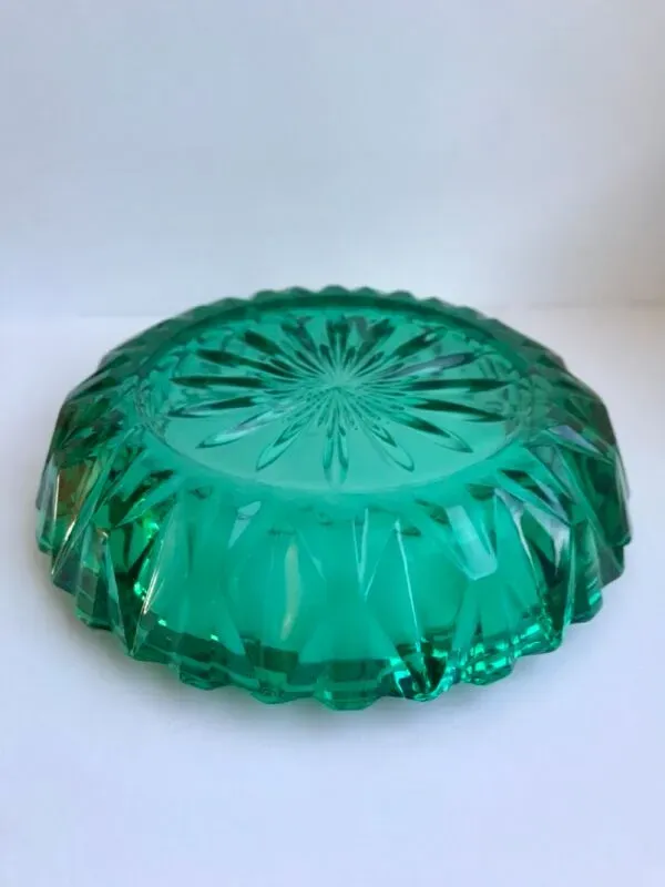 Illustration numéro 2 du produit Cendrier en verre vert années 60-70