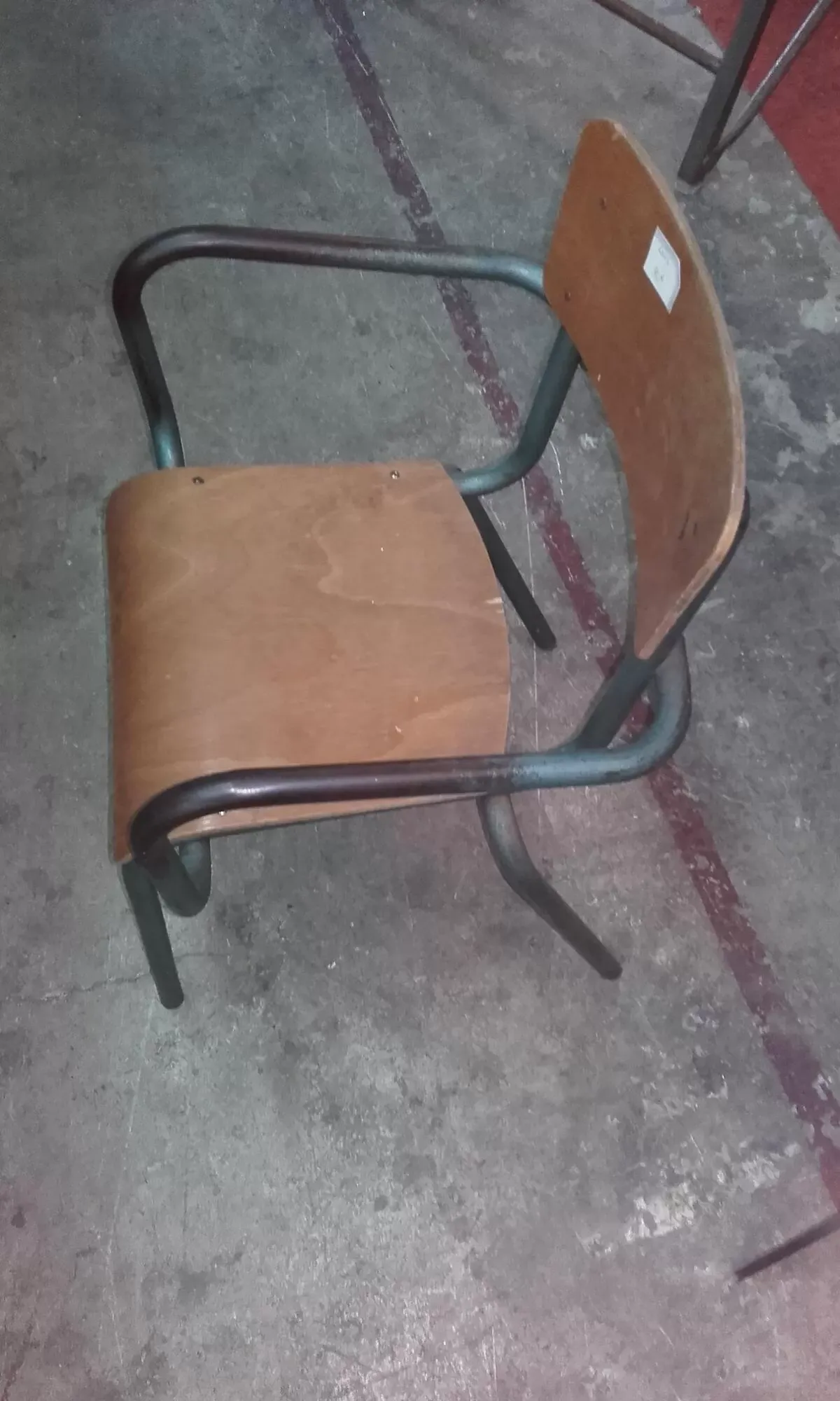 Illustration numéro 2 du produit Chaise tubulaire bois et métal