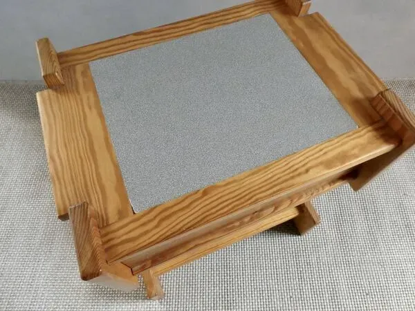 Illustration numéro 2 du produit Chevet de style constructiviste en orme, années 70